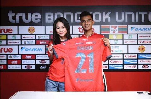 Azizah Salsha Setia Dampingi Pratama Arhan Teken Kontrak Gabung Bangkok United, Banjir Sorotan