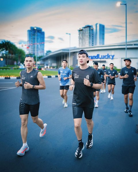 Pamer Otot Perut, Wanda Hara Tunjukkan Semangat Olahraga Lari dan Siap Menuju Tokyo Marathon