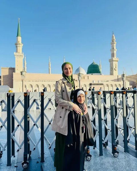 Cantik Berhijab, 6 Potret Atiqah Hasiholan saat Umrah Bareng Rio Dewanto dan Anak Gadisnya