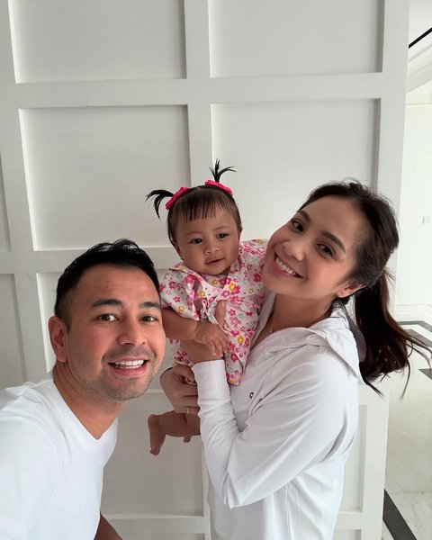 Tampil dengan Rambut Kuncir 2, Intip Potret Menggemaskan Baby Lily Foto Bareng Raffi Ahmad dan Nagita Slavina