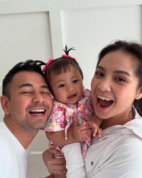 Tampil dengan Rambut Kuncir 2, Intip Potret Menggemaskan Baby Lily Foto Bareng Raffi Ahmad dan Nagita Slavina