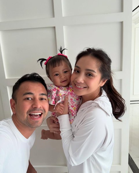 Tampil dengan Rambut Kuncir 2, Intip Potret Menggemaskan Baby Lily Foto Bareng Raffi Ahmad dan Nagita Slavina