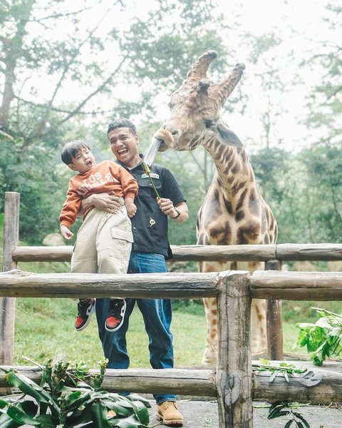 7 Potret Gala Sky Asik Foto Bareng Jerapah di Taman Safari, Tapi Tiba-Tiba Histeris dan Menangis Gara-Gara Ini