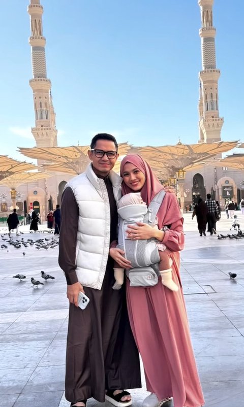 Potret Alyssa Soebandono & Dude Harlino Umrah Bareng Anak-anak, Si Bungsu Lucu Menggemaskan Curi Perhatian