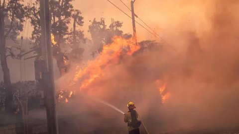 Rumah Paris Hilton di Malibu terbakar akibat kebakaran hutan di LA, membuatnya merasa sangat terpukul.