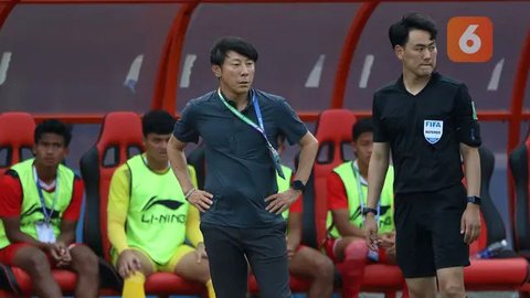 Menganalisis Gaya Permainan Patrick Kluivert di Timnas Indonesia Dibanding Shin Tae-yong