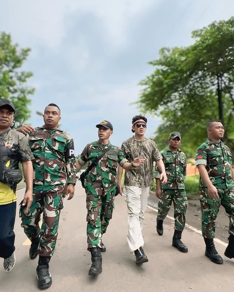 Denny Sumargo Serahkan Bantuan Rp 1,7 Miliar untuk Korban Gunung Lewotobi di NTT