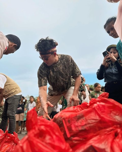 Denny Sumargo Serahkan Bantuan Rp 1,7 Miliar untuk Korban Gunung Lewotobi di NTT