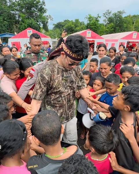 Denny Sumargo Serahkan Bantuan Rp 1,7 Miliar untuk Korban Gunung Lewotobi di NTT