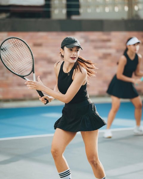 Penampilan Kece Andi Annisa Iasyah Berbalut Baju Hitam, dari Casual hingga Sporty