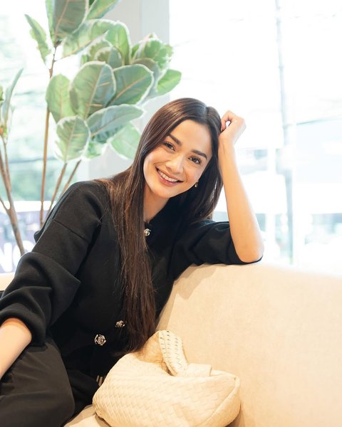 Penampilan Kece Andi Annisa Iasyah Berbalut Baju Hitam, dari Casual hingga Sporty