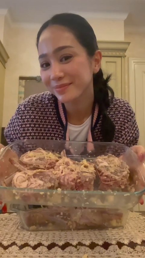 Bunga Zainal Bagikan Momen Memasak Lamb Chop, Cara Marinasinya Jadi Perhatian Warganet