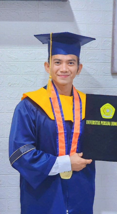 Potret Rizki DA Bahagia Akhirnya Wisuda Didampingi Istri Cantiknya, Tampil Gagah Menggunakan Toga