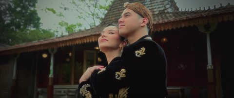 Alyssa Daguisse dan Al Ghazali Mengenakan Baju Adat Jawa di Video Klip Terbaru Dewa 19