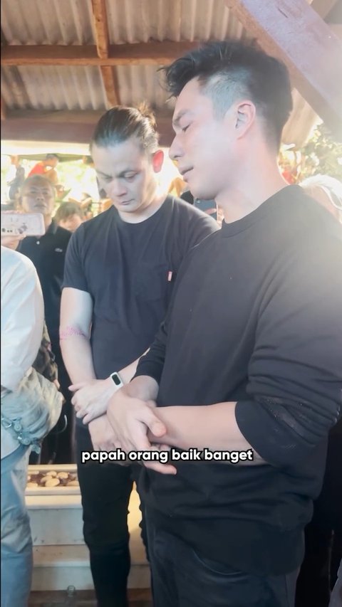 Baim Wong Hadiri Pemakaman Ayahnya yang Ada Disamping Istrinya