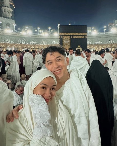 Penuh Kebahagiaan, Yura Yunita Kenakan Hijab saat Jalani Umrah Bersama Suami dan Sahabatnya