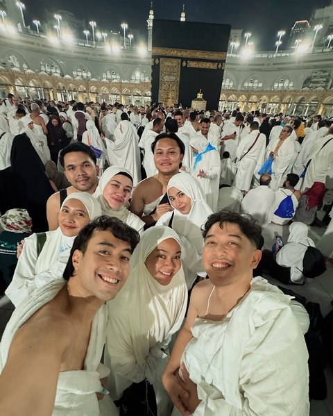 Penuh Kebahagiaan, Yura Yunita Kenakan Hijab saat Jalani Umrah Bersama Suami dan Sahabatnya