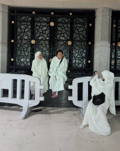 Penuh Kebahagiaan, Yura Yunita Kenakan Hijab saat Jalani Umrah Bersama Suami dan Sahabatnya