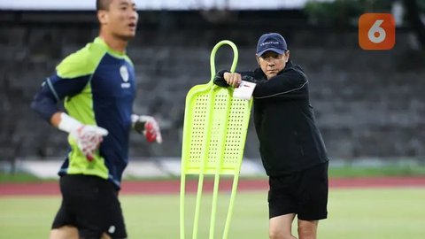 Bung Towel Sebut Nova Arianto Berbohong soal Masalah Komunikasi saat Shin Tae-yong Melatih Timnas Indonesia