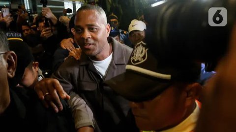 Dikawal Ketat Petugas, Patrick Kluivert Tiba di Indonesia dengan Senyuman dan Lambaian Tangan