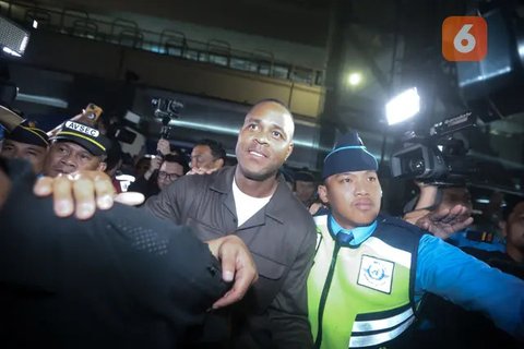 Dikawal Ketat Petugas, Patrick Kluivert Tiba di Indonesia dengan Senyuman dan Lambaian Tangan