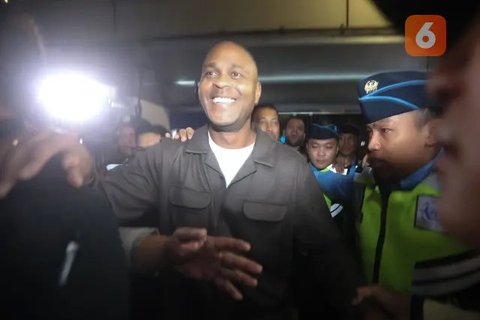 Teriakan 'Piala Dunia' dan 'Indonesia' Menggema di Bandara Soekarno-Hatta saat Kedatangan Patrick Kluivert