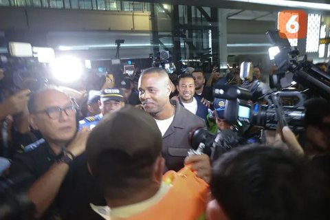 Teriakan 'Piala Dunia' dan 'Indonesia' Menggema di Bandara Soekarno-Hatta saat Kedatangan Patrick Kluivert