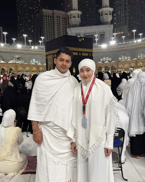 Yeni Inka Tampil Kenakan hijab saat Jalani  Ibadah Umrah, Kali Ini Bersama Suami dan Anaknya