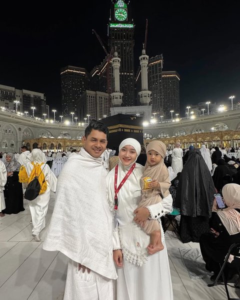 Yeni Inka Tampil Kenakan hijab saat Jalani  Ibadah Umrah, Kali Ini Bersama Suami dan Anaknya