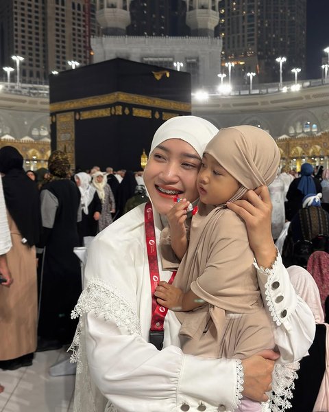 Yeni Inka Tampil Kenakan hijab saat Jalani  Ibadah Umrah, Kali Ini Bersama Suami dan Anaknya