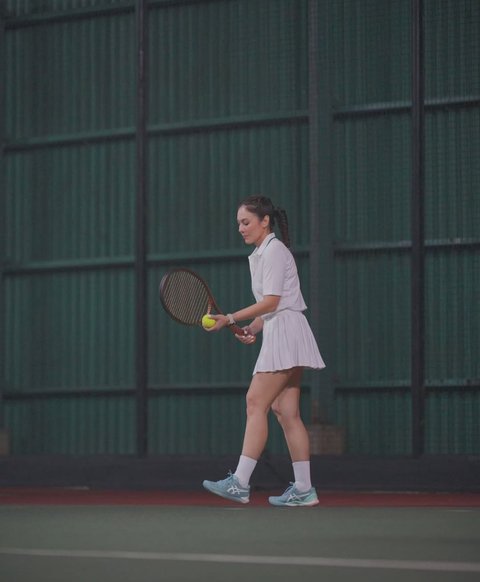 5 Potret Cantik Wulan Guritno saat Main Tenis, Tampilkan Body Goals dengan Outfit Sederhana