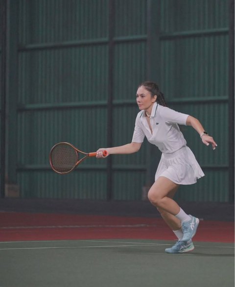 5 Potret Cantik Wulan Guritno saat Main Tenis, Tampilkan Body Goals dengan Outfit Sederhana