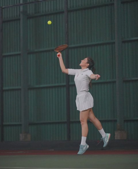 5 Potret Cantik Wulan Guritno saat Main Tenis, Tampilkan Body Goals dengan Outfit Sederhana