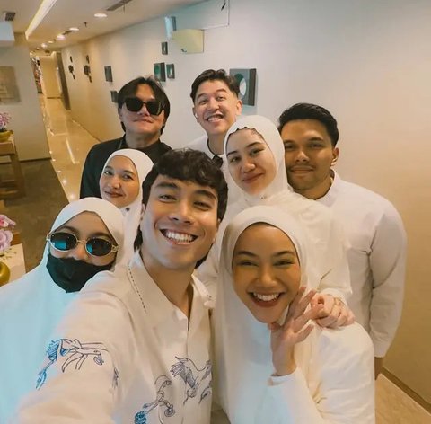 8 Potret Cantik Mahalini Pakai Hijab saat Umrah Perdana Bareng Rizky Febian Meski Sedang Hamil Anak Pertama, Pesona Bumil Bikin Pangling