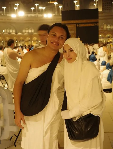 8 Potret Cantik Mahalini Pakai Hijab saat Umrah Perdana Bareng Rizky Febian Meski Sedang Hamil Anak Pertama, Pesona Bumil Bikin Pangling