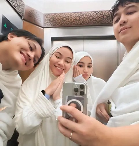 8 Potret Cantik Mahalini Pakai Hijab saat Umrah Perdana Bareng Rizky Febian Meski Sedang Hamil Anak Pertama, Pesona Bumil Bikin Pangling