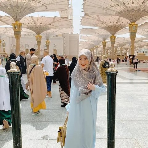 Terbaru Mahalini, 4 Potret Artis Wanita Mualaf saat Jalani Umrah Pertamanya