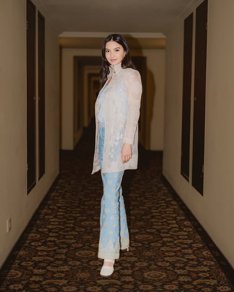 5 Inspirasi Outfit Smart Casual Ala Raline Shah, Stylish dan Profesional