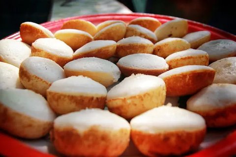 Tips Membuat Kue Apem Tepung Beras dengan Hasil Maksimal dan Warna Menarik