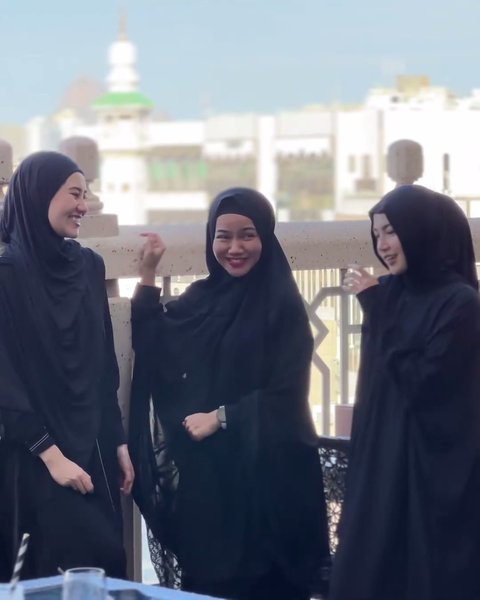 7 Potret Cantik Berhijab Mahalini, Yura Yunita, Sheila Dara dan Aaliyah Massaid saat Umrah ke Tanah Suci Mekkah Bareng