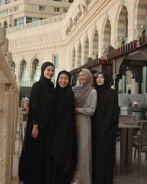 7 Potret Cantik Berhijab Mahalini, Yura Yunita, Sheila Dara dan Aaliyah Massaid saat Umrah ke Tanah Suci Mekkah Bareng