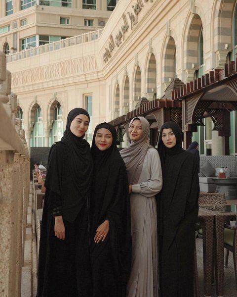 7 Potret Cantik Berhijab Mahalini, Yura Yunita, Sheila Dara dan Aaliyah Massaid saat Umrah ke Tanah Suci Mekkah Bareng