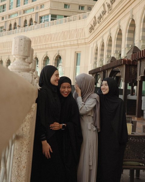 7 Potret Cantik Berhijab Mahalini, Yura Yunita, Sheila Dara dan Aaliyah Massaid saat Umrah ke Tanah Suci Mekkah Bareng