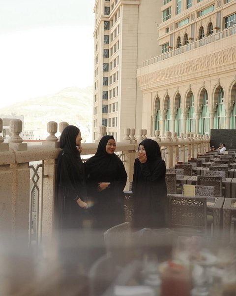 7 Potret Cantik Berhijab Mahalini, Yura Yunita, Sheila Dara dan Aaliyah Massaid saat Umrah ke Tanah Suci Mekkah Bareng