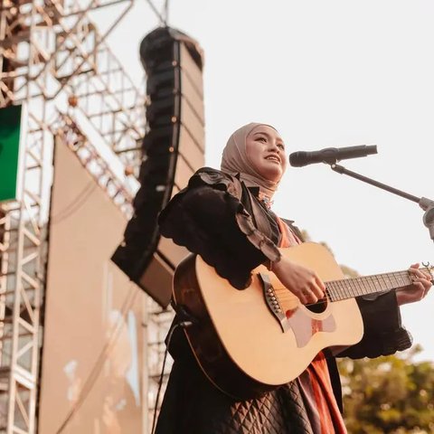 Potret Salma Salsabil Main Gitar di Panggung, Karisma yang Menghipnotis