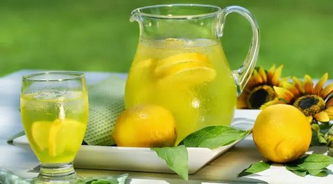 Cara Cepat dan Ampuh Mengatasi Pembengkakan Akibat Asam Urat dengan Air Es Hingga Lemon