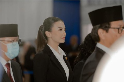 Pakai Asesoris Bros Emas, Raline Shah Tampil Anggun di Pelantikan Staf Khusus Komdigi