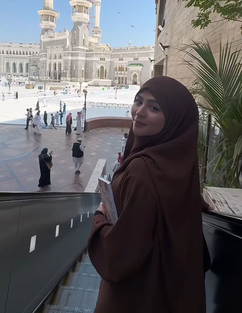 7 Potret Cantik Thya Sethya Pakai Hijab Usai Tinggalkan MMA, Semoat Tampil Bercadar saat Umrah