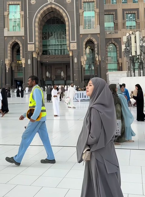 7 Potret Cantik Thya Sethya Pakai Hijab Usai Tinggalkan MMA, Semoat Tampil Bercadar saat Umrah