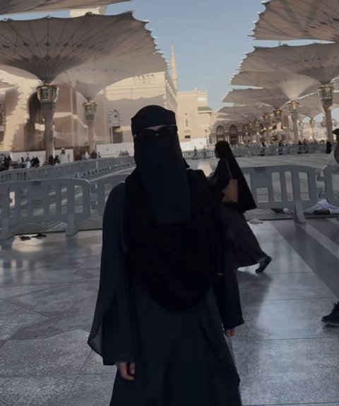 7 Potret Cantik Thya Sethya Pakai Hijab Usai Tinggalkan MMA, Semoat Tampil Bercadar saat Umrah